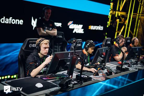 iQOO 15全面评测 电竞性能与全能体验的完美结合