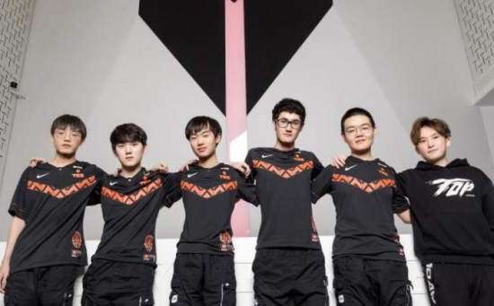 美军增援中东部署闪电航母和2000陆战队